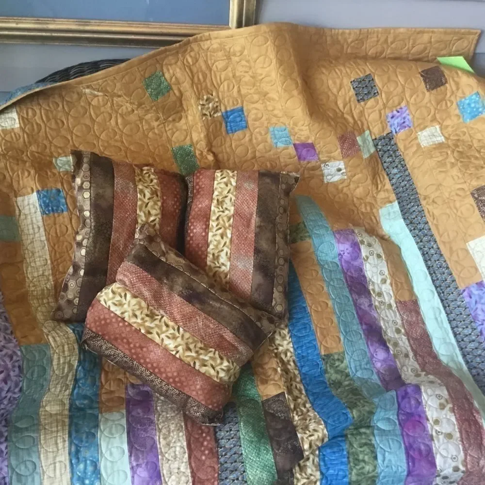 Handmade Quilt & 3 Pillows Set - Picture 9 of 14